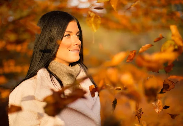 Ung Brunett Kvinna Livsstil Porträtt Fotograferad Höst Period — Stockfoto