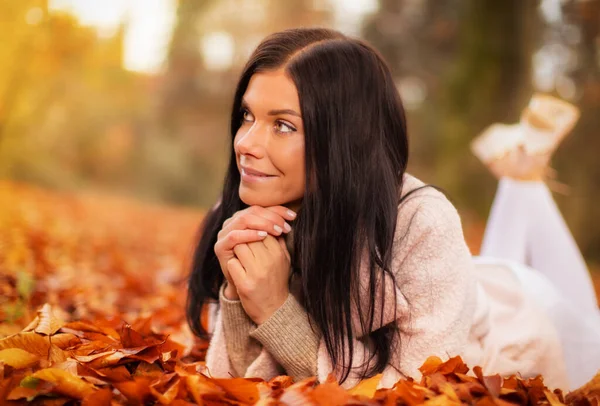 Ung Brunett Kvinna Livsstil Porträtt Fotograferad Höst Period — Stockfoto