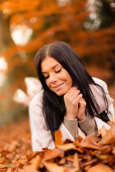 Young Brunette Woman Lifestyle Portrait Shot Autumn Period — Stock Photo, Image
