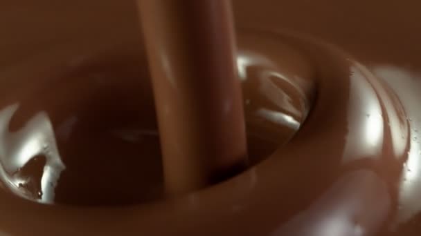 Super Slow Motion Van Het Gieten Van Donkere Warme Chocolademelk — Stockvideo