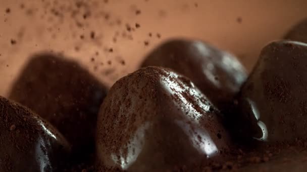 Супер Медленное Движение Падающего Какао Порошка Пралине Бонбон Деталях Съемки — стоковое видео