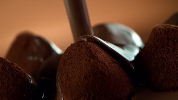 Pralin Bonbonun Üzerine Koyu Sıcak Çikolata Dökmenin Süper Yavaş Çekimi — Stok video