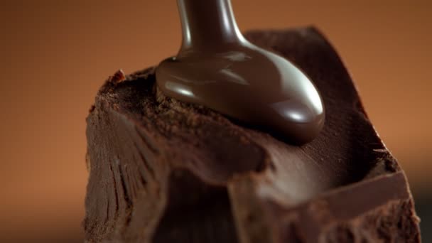 Super Cámara Lenta Verter Chocolate Caliente Oscuro Bombón Praliné Filmado — Vídeos de Stock