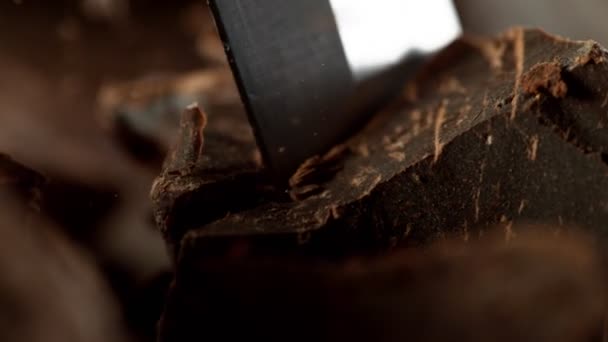 Super Zeitlupe Des Schneidens Dunkler Schokoladenstücke Mit Dem Meißel Gefilmt — Stockvideo