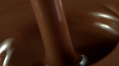 Koyu sıcak çikolatanın süper yavaş çekimi. Sinema, yüksek hızlı kamera, 1000fps.