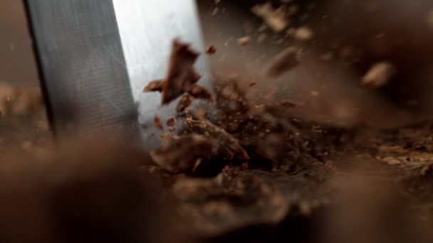 Super Slow Motion Tagliare Pezzi Cioccolato Fondente Scalpello Girato Con — Video Stock