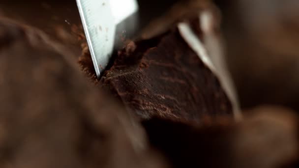 Super Pomalý Pohyb Odřezávání Tmavých Kousků Čokolády Dlátem Natočeno Vysokorychlostní — Stock video