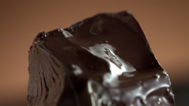 Super Zpomalený Pohyb Padající Čokolády Stočené Kus Čokolády Natočeno Vysokorychlostní — Stock video