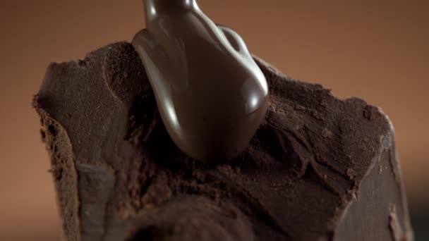 Super Slow Motion Versare Cioccolata Calda Fondente Pezzo Cioccolato Girato — Video Stock