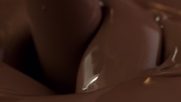 Movimento Super Lento Derramar Chocolate Quente Salpicos Leite Detalhes Filmado — Vídeo de Stock