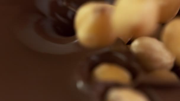 Super Zpomalené Padání Lískových Oříšků Horké Čokolády Natočeno Vysokorychlostní Kamerou — Stock video