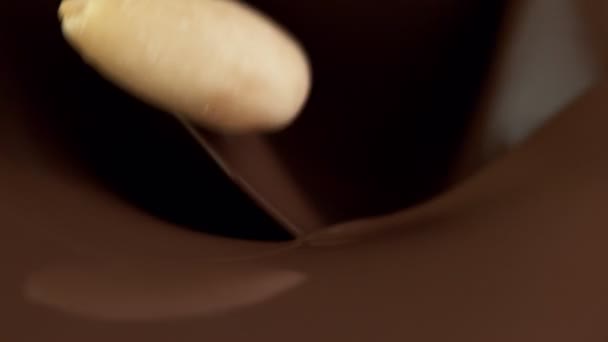 超慢的下降杏仁进入黑暗的热巧克力运动 用高速摄影机拍摄 每秒1000英尺 — 图库视频影像