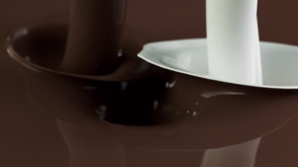 Super Cámara Lenta Verter Chocolate Caliente Salpicaduras Leche Detalle Filmado — Vídeos de Stock