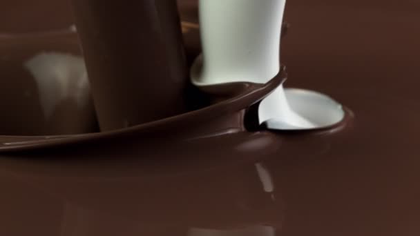 Szuper Lassított Felvétel Forró Csokoládé Tej Fröccsenés Részletesen Filmre Véve — Stock videók