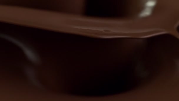 ヘーゼルナッツをダークホットチョコレートに落とす超スローモーション 映画館の高速カメラで撮影 1000Fpsの — ストック動画