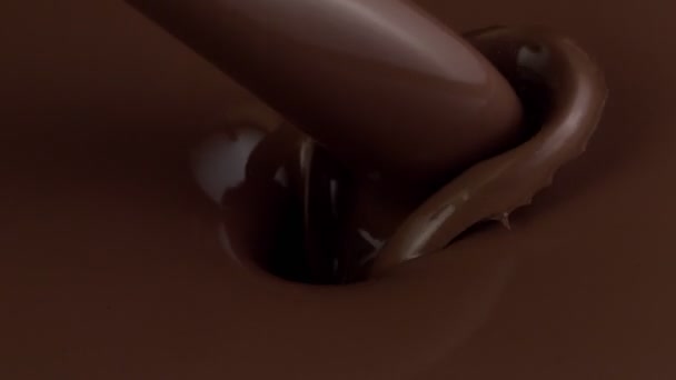 Super Slow Motion Van Het Gieten Van Donkere Warme Chocolademelk — Stockvideo