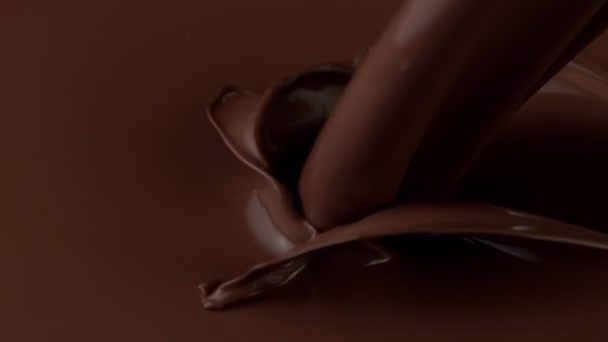 Super Slow Motion Van Het Gieten Van Donkere Warme Chocolademelk — Stockvideo