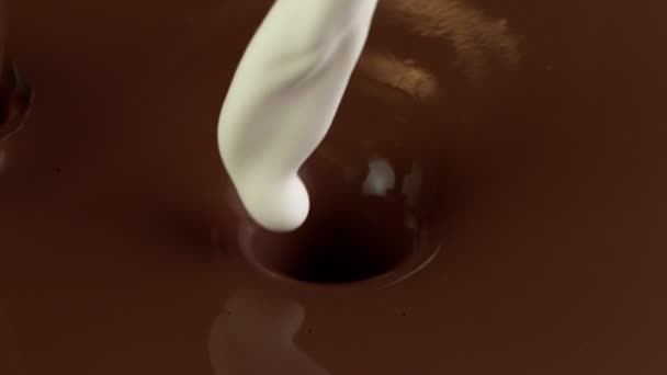 Super Slow Motion Versare Cioccolata Calda Spruzzi Latte Dettaglio Girato — Video Stock