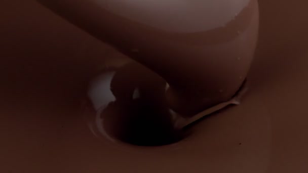 Mouvement Super Lent Verser Chocolat Chaud Noir Filmé Avec Caméra — Video