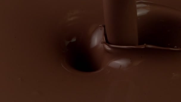 ダークホットチョコレートを注ぐの超スローモーション 映画館の高速カメラで撮影 1000Fpsの — ストック動画