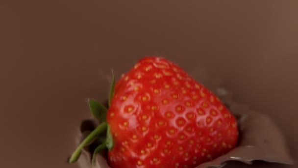 Mouvement Super Lent Verser Chocolat Chaud Noir Avec Des Fraises — Video