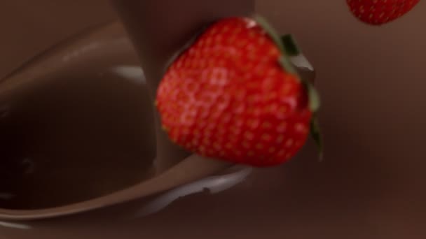 イチゴとダークホットチョコレートを注ぐの超スローモーション 映画館の高速カメラで撮影 1000Fpsの — ストック動画