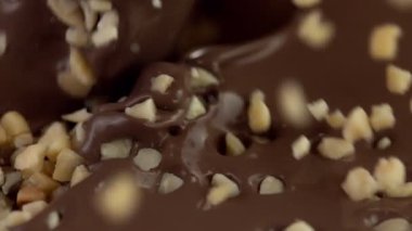Ezilmiş fındıkların siyah sıcak çikolataya dönüşmesi süper yavaş bir hareket. Sinema, yüksek hızlı kamera, 1000fps.
