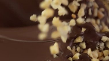 Ezilmiş fındıkların siyah sıcak çikolataya dönüşmesi süper yavaş bir hareket. Sinema, yüksek hızlı kamera, 1000fps.