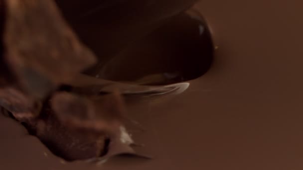 Σούπερ Αργή Κίνηση Του Ρίχνει Μαύρη Ζεστή Σοκολάτα Ωμά Κομμάτια — Αρχείο Βίντεο