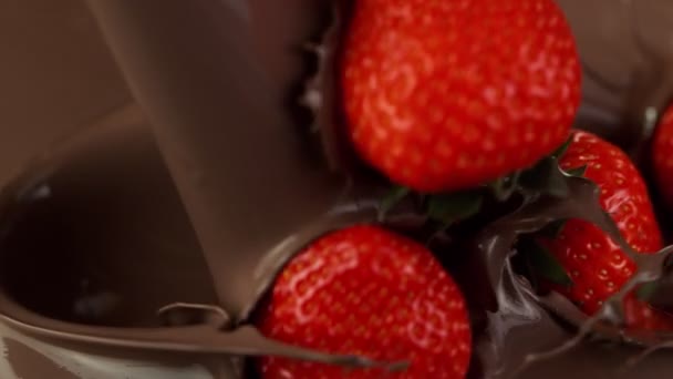 超慢的运动倒黑热巧克力草莓 用高速摄影机拍摄 每秒1000英尺 — 图库视频影像