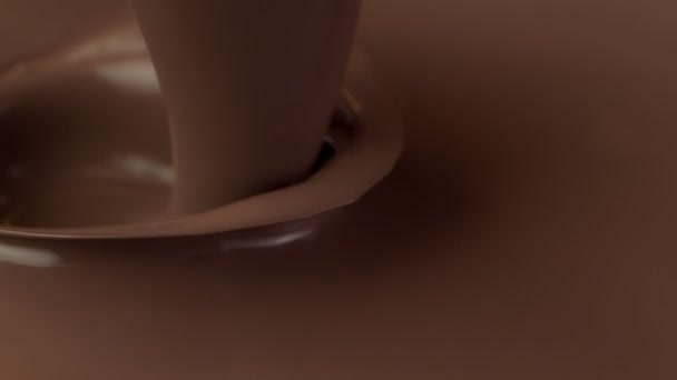 Çilekli Siyah Çikolata Koymanın Süper Yavaş Bir Yolu Sinema Yüksek — Stok video