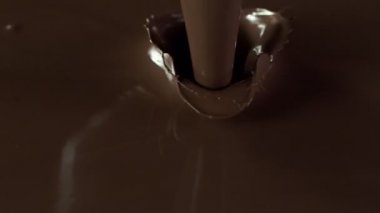 Koyu sıcak çikolatanın süper yavaş çekimi. Sinema, yüksek hızlı kamera, 1000fps.