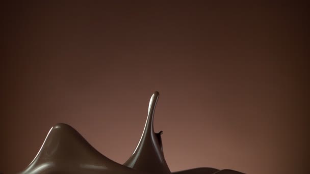 Super Zpomalený Pohyb Tmavé Horké Čokolády Cákání Natočeno Vysokorychlostní Kamerou — Stock video