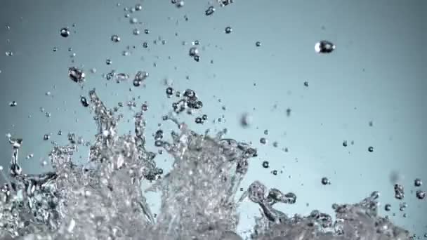 Super Mișcare Lentă Apei Stropitoare Fundal Albastru Moale Filmat Camera — Videoclip de stoc