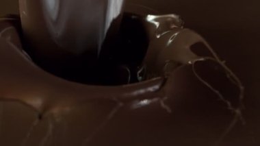 Koyu sıcak çikolatanın süper yavaş çekimi. Sinema, yüksek hızlı kamera, 1000fps.
