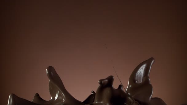 Super Langzame Beweging Van Donkere Warme Chocolademelk Spatten Gefilmd Met — Stockvideo