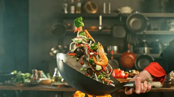 Πάγωμα Κίνησης Του Wok Pan Flying Ingredients Στον Αέρα Κουζίνα Εικόνα Αρχείου