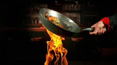 Et ve sebzeli Uçan Asya Yemeklerinin Süper Yavaş Hareketi. High Speed Cinema Camera 'da çekildi, 1000 fps. Arka planda Görüntü Mutfağı İçi. 