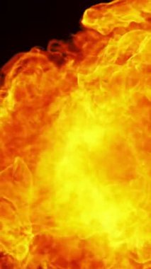 Süper Yavaş Ateş Patlaması Kara Arkaplanda izole edildi. High Speed Cinema Camera 'da çekildi, 1000 fps. Dikey Görünüm Oranı.