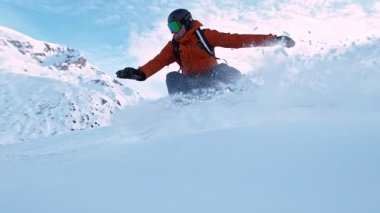 Piste Snowboardcusu 'nun orada. Süper Yavaş Hareket, 1000 fp. İtalya 'nın Dolomites Dağları' ndaki Piste Slope açıklarında snowboard sporu. Hız Rampası Efekti.