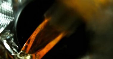 Viskiyi bardağa doldurmanın süper yavaş hareketi. Bardağın dibinden eşsiz bir perspektif kompozisyonu. High Speed Cinema Camera 'da çekildi, 1000 fps. Hız Rampası Efekti.