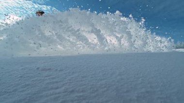 Tepeye doğru koşan Piste Kayakçısının Süper Yavaş Hareketi. Güneşli bir gün, Avrupa. Yüksek Hız Sineması Kamerası 'nda çekildi, 1000fps. Hız Rampası Efekti.