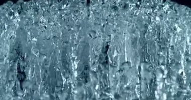 Uçan Su Sıçrama ve Damlalarının Süper Yavaş Hareketi, Kara Arkaplanda İzole Edildi. Yüksek Hız Sinema Kamerası, 1000fps.