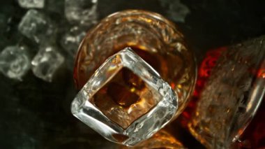 Düşen Buz Küpü 'nün Viski İçeceği' ne Süper Yavaş Hareketi. Yüksek Hız Sinema Kamerası, 1000 fps, Hedef İzleme Kamerası. 