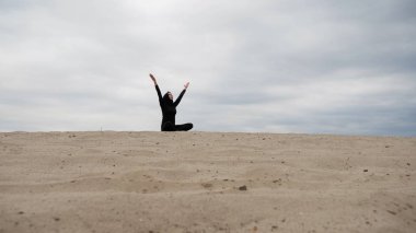 Sağlıklı yaşam tarzı yoga çölde günbatımında egzersiz hijab Müslüman kadın