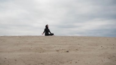 Sağlıklı yaşam tarzı yoga çölde günbatımında egzersiz hijab Müslüman kadın