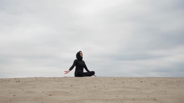 Mujer musulmana en hiyab haciendo ejercicio de yoga estilo de vida saludable en el desierto al atardecer — Vídeos de Stock