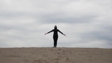 Sağlıklı yaşam tarzı yoga çölde günbatımında egzersiz hijab Müslüman kadın