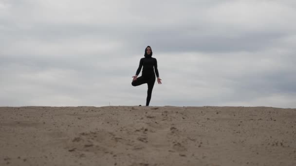 Muzułmanka w hidżab, wykonując ćwiczenia jogi zdrowego stylu życia na pustyni, o zachodzie słońca — Wideo stockowe