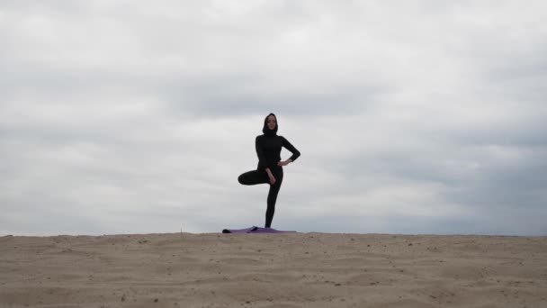 Mujer musulmana en hiyab haciendo ejercicio de yoga estilo de vida saludable en el desierto al atardecer — Vídeo de stock